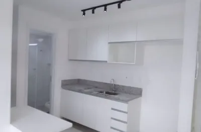 Studio ao lado do metrô com uma ótima localização, perto de comércios.