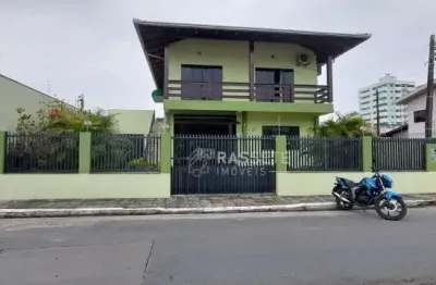 Ampla casa apenas 200 metros do mar no centro de navegantes - sc