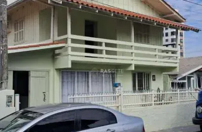 Casa á poucos metros do mar no gravatá de navegantes/sc