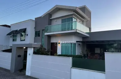Casa de alto padrão á 200 metros do mar em navegantes/sc