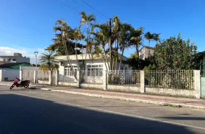 Terreno com 1.390,55 m² de área total no centro de navegantes/sc