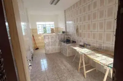 Prédio com 332 m² de área total, mais ou menos uns 750 m² de área construída.