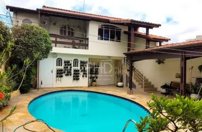 Casa térrea à venda, com 230m², 3 quartos, 1 suíte, 5 banheiros, área gourmet, piscina, 4 vagas, bairro nova petrópolis, são bernardo do campo
