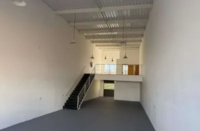 Salão comercial com mezanino, 4 banheiros e 6 vagas – pé-direito alto e ótima localização!