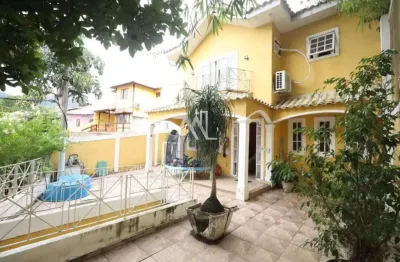 Excelente casa em condomínio fechado, 3 quartos, sendo uma suíte, área externa, área gourmet e vaga.