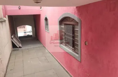 Sobrado grande, com três dormitórios sendo uma suíte. vaga para 3 carros. imóvel precisa de reforma. nos fundos casa com dois dormitórios, sala, cozinha e dois banheiros.
