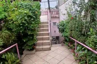 Ótima casa com três dormitórios sendo uma suíte, casa térrea. lindo jardim, área para churrasqueira, duas vagas de garagem