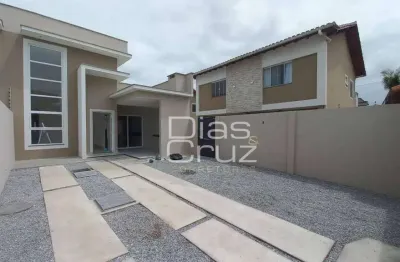 Casa linear de meio lote, perfeita para quem busca conforto e lazer!