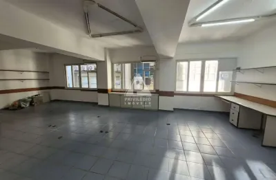 Sala comercial bem iluminada ampla banheiro social cozinha seguranca transporte na porta centro rio de janeiro
