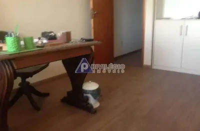 Linda sala comercial, ampla e totalmente reformada , constituída de 30m² no centro do rj