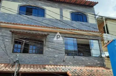 3 casas (1 no terreo 1 quarto, quintal 1 no 2° 2 quartos e 1 no 3° andar 2 quartos) realengo.