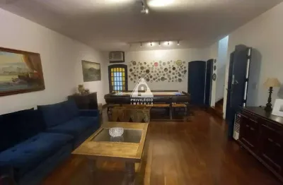 Casa triplex, 7 quartos, 4 suítes, 3 banheiros, sala em dois ambientes, 2 vagas tijuca