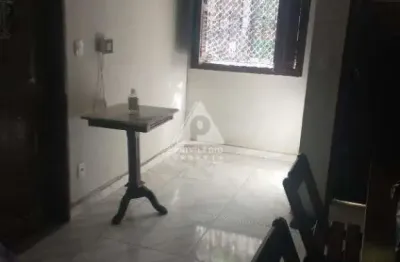 Imóvel de 120m² com 2 quartos e dependência completa, recém reformado