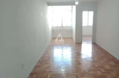 Excelente apartamento: sala ampla, 3 quartos, com dce completa, 2 banheiros, 01 vaga na garagem.