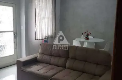 Excelente casa de vila:sala em 03 ambientes,03 quartos,02 banheiros,01 vaga na vila.