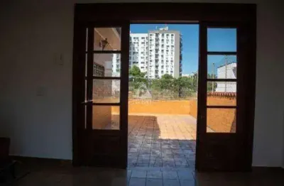 Casa triplex, com churrasqueira e uma edícula, vaga para 2 carros