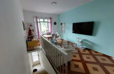 Casa de rua, 7 quartos, 4 banheiros, 3 salas, 2 vagas cobertas.