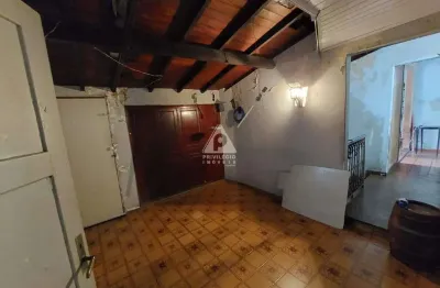 Apartamento tipo casa, 4 quartos, 3 banheiros, 2 cozinhas, despensa, área coberta.