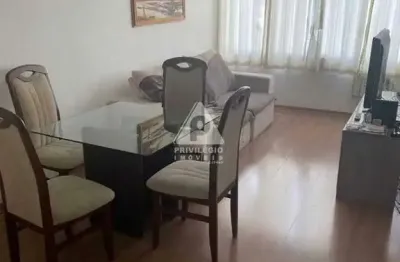 Vendo apartamento 2 quartos, com 66 m², dependencias completa.