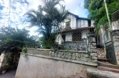 Casa de rua com 3 quartos. em rua sem saída e tranquila. próximo ao comércio e metrô da saens pena