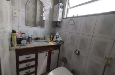 2 quartos com armários embutidos, vaga na garagem e cozinha planejada com adega