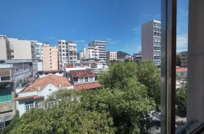 Na tijuca a 8 minutos do metrô - vende apto 3 quartos, 2 banheiros, dependências completa e 1 vaga.