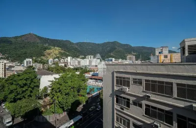 Descubra a combinação perfeita entre espaço, conforto e comodidade neste amplo apartamento de 130m², em frente ao tijuca tênis clube e a 280 metros da