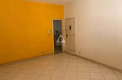 Apartamento à venda na rua dr. aníbal moreira, tijuca. 3 quartos (1 suíte), 93m², vaga de garagem. amplo e com vista livre para a pedra