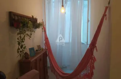 Apartamento de 2 quartos, com 1 suite todo reformado, em excelente localização,em uma vila