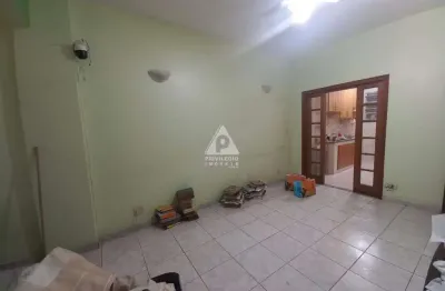 Oportunidade única: apartamento 2 qts + dependência na rua uruguai