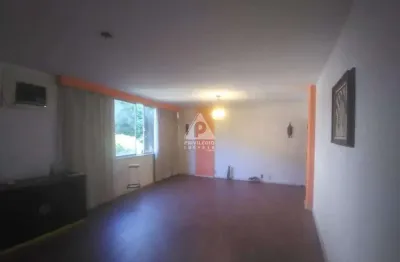 Viva com Conforto na Tijuca: Apartamento Amplo com Suíte, Closet e Aconchegante Área Externa