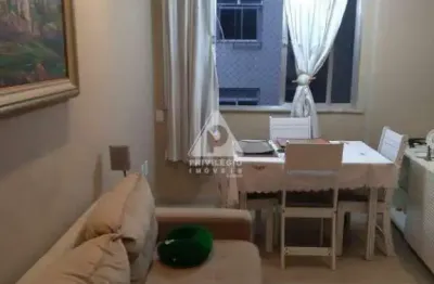 Apto reformado, piso frio (porcelanato), vista livre, fundos, fiação para net embutida, 2qts, cozinha, área de serviço, espaço para home office, sala,