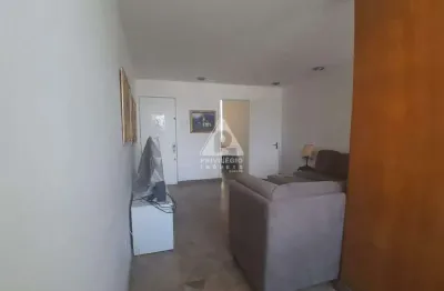 Apartamento original 3 quartos revertido para 2 quartos com dependência em copacabana na quadra da praia