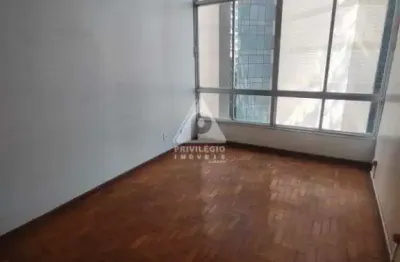 Sala quarto com dependência e vaga na escritura no centro do rio