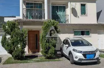 Cada duplex , 3 suites ,churrasqueira, piscina , 4 vagas de garagem