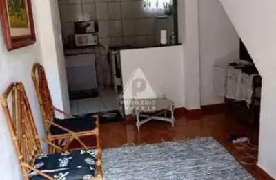 Casa completa 4 quartos (2 suítes), terraço. localização privilegiada!