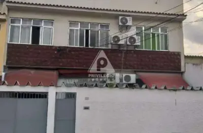 Casa espaçosa com espaço gourmet e garagem para 2 carros no pechincha