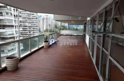 Excepcional apartamento na barra da tijuca, com 4 quartos, sendo um, suíte com closet. são 4 vagas na escritura!