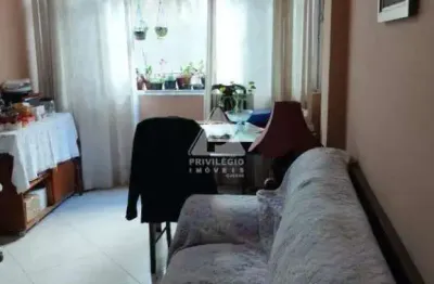 Maravilhoso apartamento de três quartos com dependência do lado do metrô!