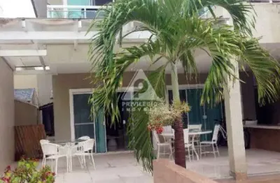 Casa 04 quartos condomínio alto padrão no recreio-barra com 03 pavimentos.