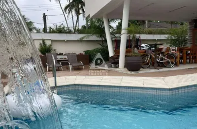 Casa em condomínio fechado com 4 suítes, piscina, sauna e sistema de geração de energia em vargem pequena