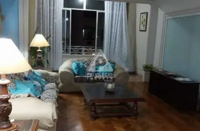 Excelente apartamento andar alto e vista livre, 3 quartos, dependência completa, vaga na garagem e portaria 24hrs. quadra da praia de copacabana!