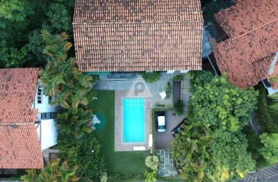 Casa no joá, 563 m2 com pé direito duplo, 5 quartos, 4 banheiros e 4 vagas de garagem. jardim e piscina.