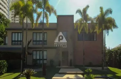 Magnífico duplex, alto padrão, salão pé direito duplo, 3 suítes, piscina, e maravilhosa casa de hóspedes - barra da tijuca.