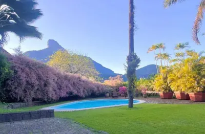 Encantadora casa com 4 quartos,2 suítes, 4 vagas de garagem, adega e vista deslumbrante para pedra da gávea.