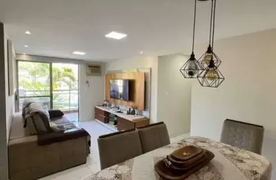 Apartamento reformado, 2 quartos, 1 suite, 1 dependência, 1 vaga na garagem a 400 metros da praia no recreio dos bandeirantes
