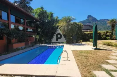 Casa com 4 quartos,3 suítes, 7 banheiros, e 9 vagas, com vista mar e pedra da gávea, no itanhangá