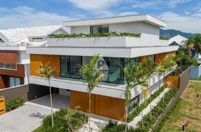 Casa triplex com 5 suítes, no condomínio del lago na barra da tijuca