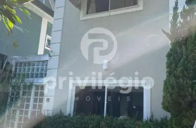 Casa triplex em condomínio no recreio com 5 suítes, piscina e vista para montanhas