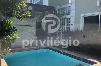 Casa triplex em condomínio no recreio com 5 suítes, piscina e vista para montanhas